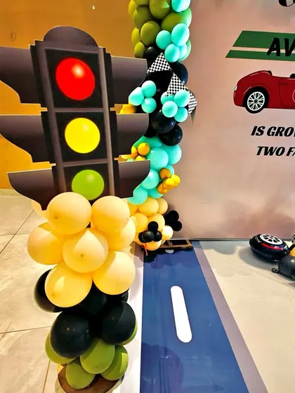 A traffic light prop made of balloons and a cutout, another creative detail from the car-themed celebration.