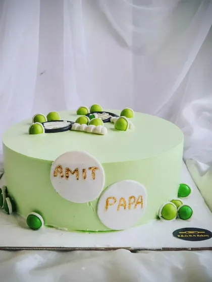 A tennis-themed cake for a dad who loves the sport. This simple and fun design is perfect for a hobby-based celebration.