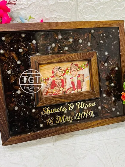 The dark resin background is filled with glitter and pearls, creating a starry night effect behind the central photo.