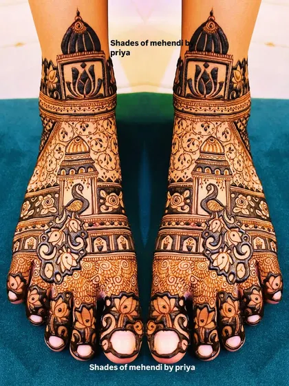 This full-coverage foot mehendi matches a royal-themed bridal design, with peacocks, palace domes, and lotus flowers creating a stunning look.
