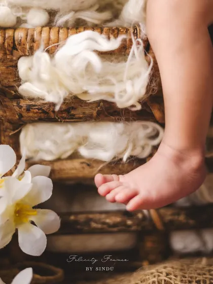 The tiniest of toes. I love capturing the little details, from their feet to their hands, because these are the things that change in the blink of an eye.