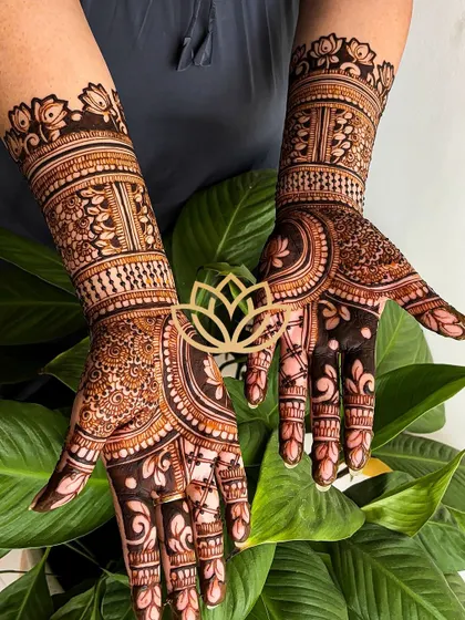 A beautiful Indo-Arabic design that combines the boldness of Arabic patterns with the intricate details of Indian mehendi.