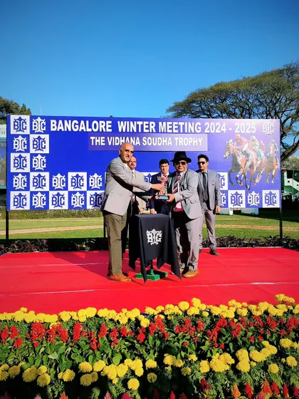 Mr. K. Nagaraju presents The Vidhana Soudha Trophy to the owner of English Bay.