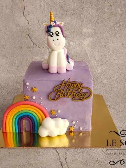 A cute unicorn on a cube. This half-kg Biscoff cake is a fun twist on the classic unicorn theme, with a square shape, a fondant unicorn, and a colorful rainbow.