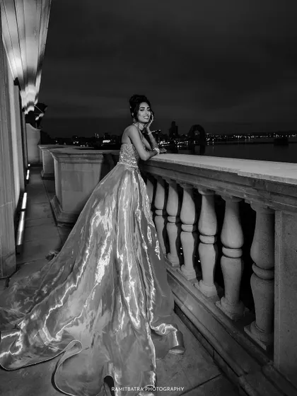 A classic black and white version of the bride on the balcony in Baku, adding a timeless and glamorous feel.