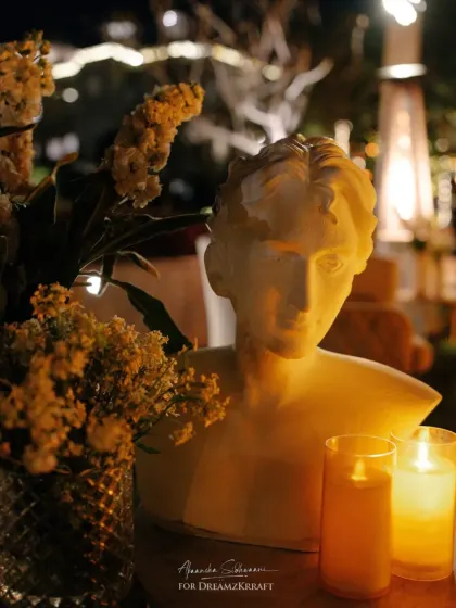 A classical bust used as a decor element, adding a touch of timeless elegance to the candlelit welcome dinner.