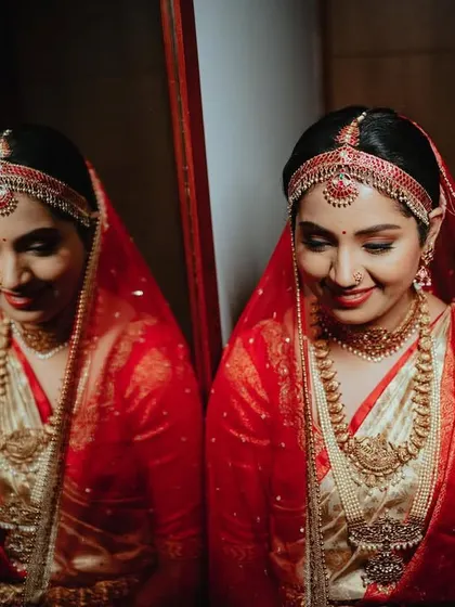 A creative mirror shot capturing the full essence of this Telugu bride's traditional wedding look.