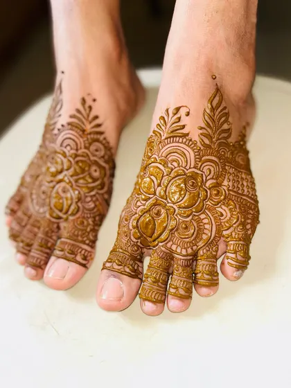 Another shot of the fresh paste on this lovely floral feet design.