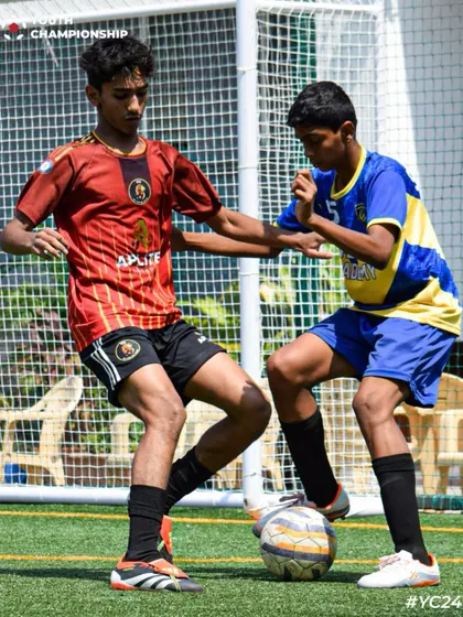 Fast feet and a sharp mind. Our player shields the ball from two opponents in a tight situation.