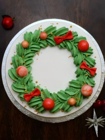 A top-down view of the Christmas wreath cake. It's a simple yet festive design that's perfect for holiday celebrations.