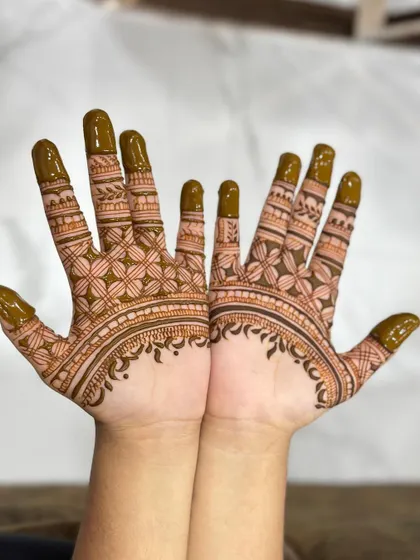 A simple yet elegant design with a floral jaal pattern on the back of the hands.