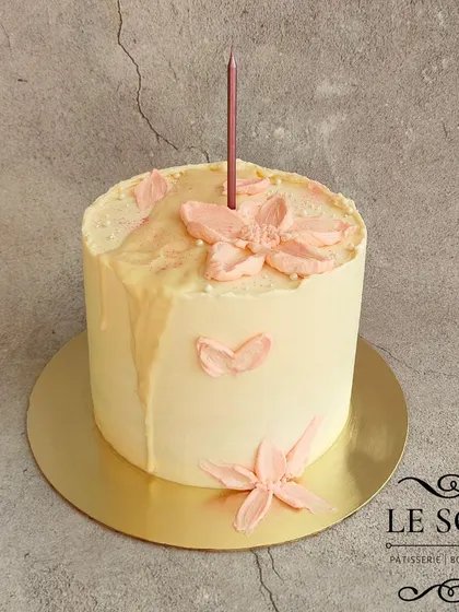 This tall 2 kg Chocolate Truffle cake was inspired by another artist, and I gave it my own touch with hand-sculpted buttercream flowers. The abstract, textured design is both modern and artistic.