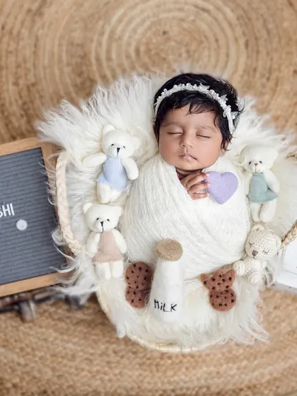 We can celebrate your baby's arrival by including their name and birthdate in the photos. Here, a letter board and date blocks add a personal touch to the setup.