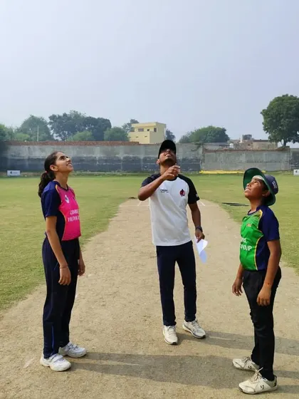 The coin toss before a match, with captains from both teams. A simple ritual that marks the start of a competitive battle.