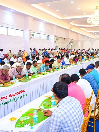 Serving a full hall of guests is what we do best. Our experience since 1996 has taught us how to manage crowds of any size.