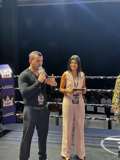 A moment of discussion in the ring between our team and our guest of honor.