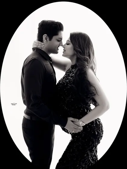 A classic and romantic black and white portrait. The oval frame adds a vintage touch to this beautiful, intimate moment.