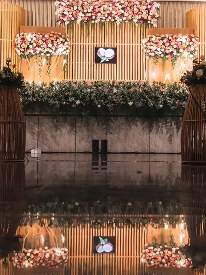 A rustic and earthy stage design for a Roce ceremony. I used bamboo panels and wicker baskets filled with flowers to create a natural and traditionally rooted ambiance.