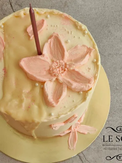 This tall 2 kg Chocolate Truffle cake was inspired by another artist, and I gave it my own touch with hand-sculpted buttercream flowers. The abstract, textured design is both modern and artistic.
