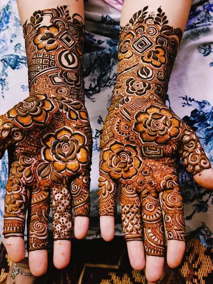 Asbah's mehndi, with a beautiful mix of floral and geometric patterns.