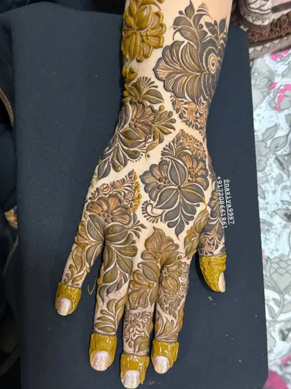 The back of the hand is a beautiful canvas for a dense floral pattern. I love how the design wraps around the fingers.
