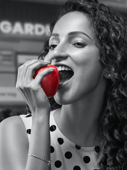 A variation of the GoFresh ad, with a polka-dot top adding a bit of pattern to the monochrome look. The focus remains on the bright red pepper.
