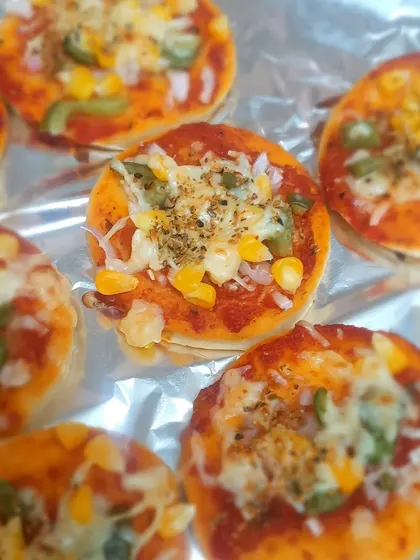 Freshly made mini pizzas with assorted vegetable toppings, a favorite from our fusion menu. These are perfect for kids' parties and are always a big hit.