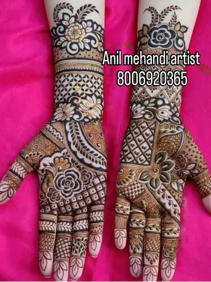 A gorgeous floral mehendi design. The use of shading and negative space makes the flowers and leaves look almost three-dimensional. This is a very elegant and feminine choice.