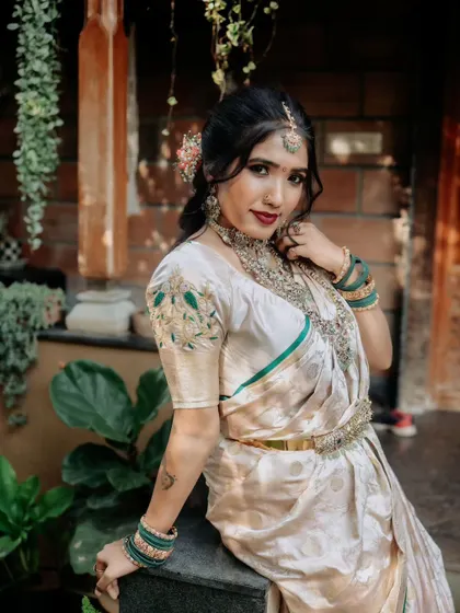 A full-length view of Priyanka's reception look. The grand jewellery set stands out beautifully against her off-white and green silk saree.