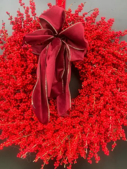 Sometimes, simplicity is the most beautiful. I crafted this stunning wreath entirely from Ilex berry branches, letting the vibrant red berries and a simple velvet bow make a bold and classic Christmas statement.