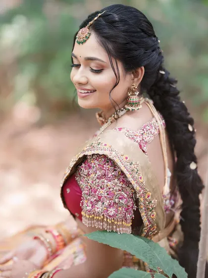 A close-up of the exquisite sleeve embroidery on my Bhale Shastra langa voni blouse.