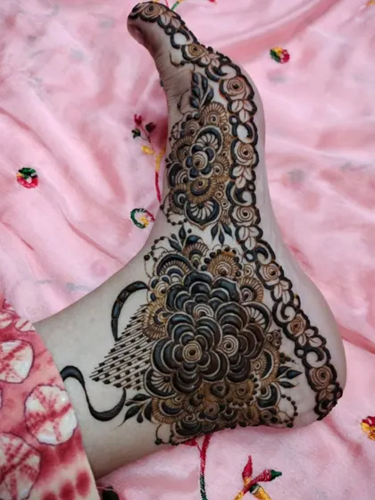 A unique and elegant foot design featuring a beautiful swan motif. The swan's feathers blend seamlessly into the intricate floral patterns, creating a truly special piece.