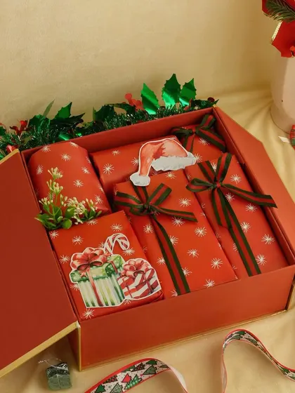 This unique Christmas gift is presented in a special four-panel reveal box. Each panel opens to unveil a different individually wrapped present, creating a fun and memorable unboxing experience.