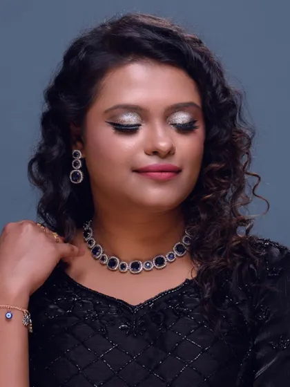 A close-up of the glittery eye makeup for this bridesmaid look. The silver sparkle on the lids catches the light beautifully, paired with a sharp winged liner for extra definition.