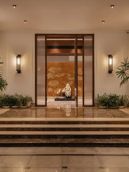 The entrance to Mehalin Farm is designed as a formal threshold between the architecture and the landscape. Symmetrical plant arrangements and layered steps guide visitors inward, establishing a sense of arrival and order.