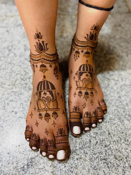 Another shot of the swan jharokha feet design, showing the fresh henna paste.