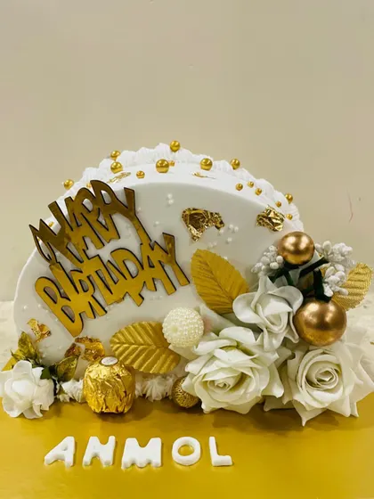 A unique half-cake design in white and gold, decorated with white roses for a stylish and modern celebration.