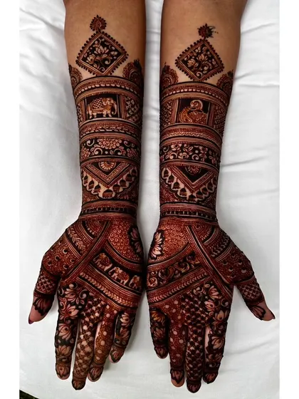 For the bride who prefers elegance in simplicity, this design features minimal yet intricate work. It focuses on beautiful patterns and traditional motifs like elephants and paisleys without figurative art.