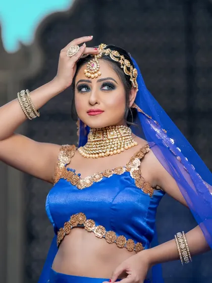 A beautiful Kundan set with a matha patti, perfect for a royal blue lehenga. This is a great option for a Sangeet night.