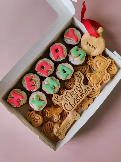 Spell it out with my 'Merry X-mas' mini cupcakes box. Each cupcake is topped with a letter, and the box is filled out with assorted Christmas-themed cookies for your pup to enjoy.