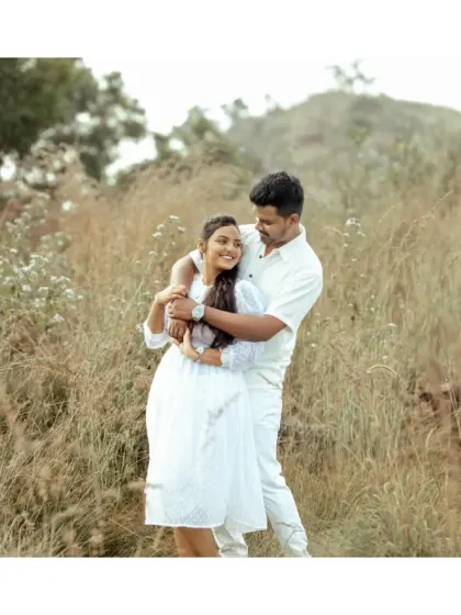 A duplicate of ID 100, this photo captures a joyful embrace in a field, full of natural light and genuine happiness.
