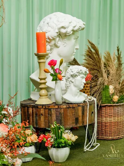 Another view of the artistic vignette, with two classical busts of different sizes creating a sense of scale and history.