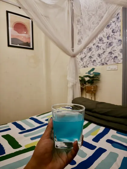 Even without decorations, the bedroom is a comfortable and stylish space. Here you can see the cozy bed and a welcome drink ready for your arrival.