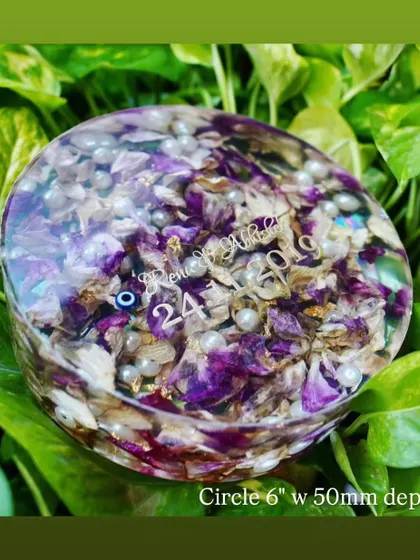You can also choose a 6-inch circular block with a 50mm depth for your varmala preservation as part of the Silver Pack. This shape is classic and allows for a beautiful, full arrangement of your flowers.