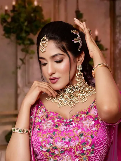 A close-up of the magnificent choker and matching earrings. The detail and craftsmanship on this Kundan set are truly exceptional.