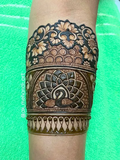 This armband features a stunning peacock with its feathers spread wide. You will learn shading and filling techniques to make the peacock motif truly stand out.
