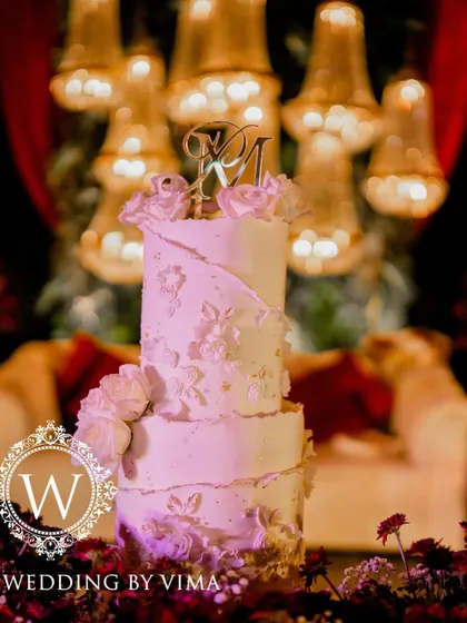A beautiful couple enjoying their glamorous red-themed reception. The backdrop of crystal chandeliers and lush red florals created a luxurious and romantic setting for their celebration.