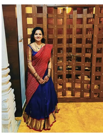 A classic Langa Dhavani in royal blue and red. This timeless silhouette is perfect for any traditional function and always looks elegant and graceful.