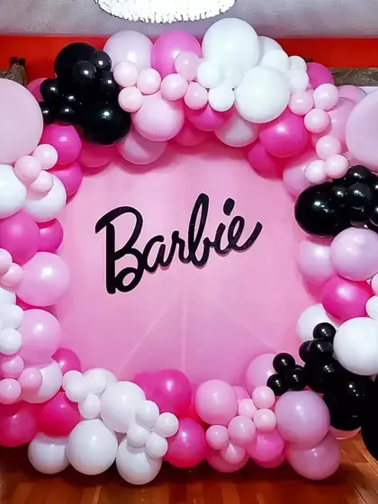 A chic and modern Barbie-themed balloon ring. The pink, black, and white balloons create a stylish frame around the iconic Barbie logo.