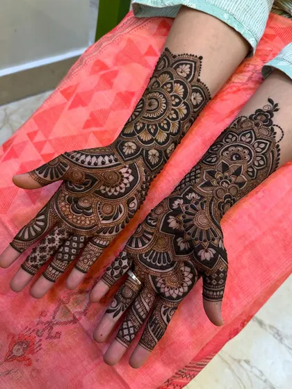 This design is perfect for a bride who wants a very full and traditional look. Every inch of the skin is adorned with detailed patterns, from the fingertips to the elbow.